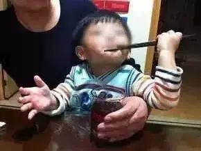 又一小孩被“逗”死了！中国式“逗”小孩，别再用爱的名义去伤害