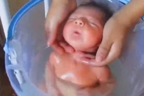 如何给小婴儿洗澡，宝妈必备攻略