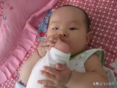 小宝宝不吃手就是发育问题？吃手上瘾手指、牙齿变形？