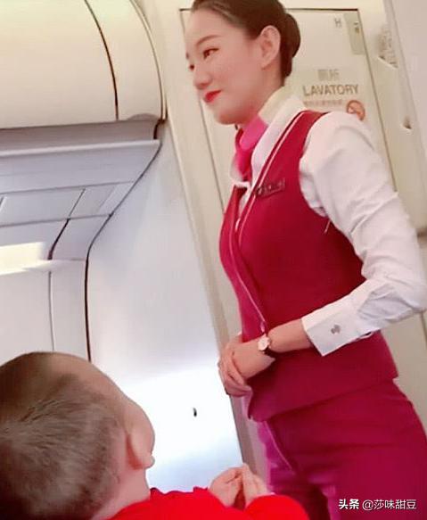 ＂坐飞机宝宝＂看到空姐求抱抱走红，小眼神超无辜，网友：随他爹！