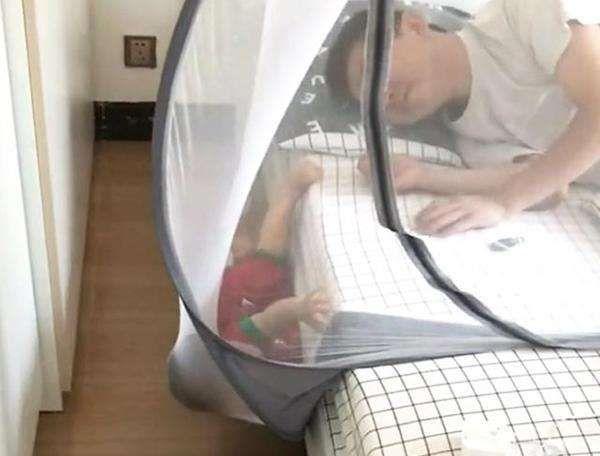 宝爸哄娃睡觉，宝妈进来一看笑了，宝宝：我为这个家付出太多了