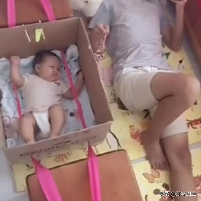 宝妈没空带娃，交给舅舅照顾，看到弟弟的做法后哭笑不得