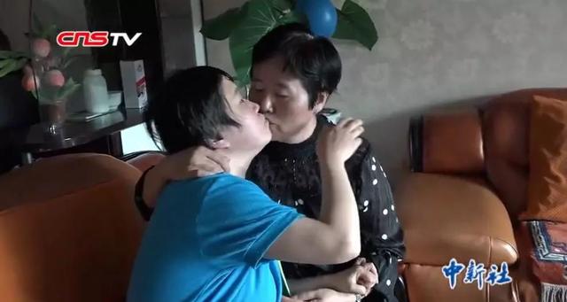 女子本弱，为母则刚！照顾智障女儿31年，只想听她叫声妈妈