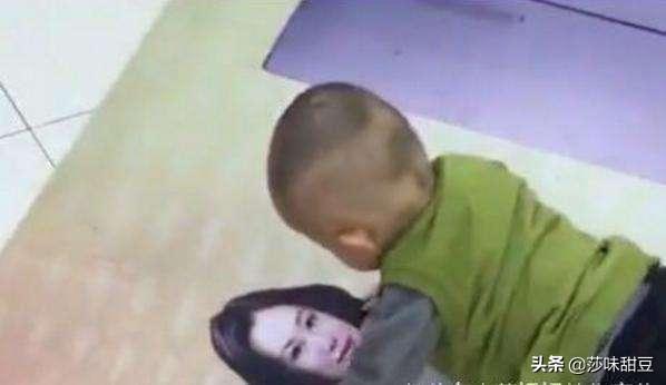 爸爸带孩子去超市，一进去宝宝就趴地上了，周围人一看笑出眼泪