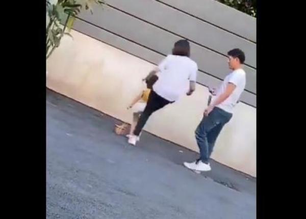 童模妞妞沦为妈妈赚钱工具 拍照过程中遭妈妈暴力踢踹是怎么回事