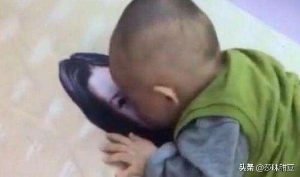 爸爸带孩子去超市，一进去宝宝就趴地上了，周围人一看笑出眼泪