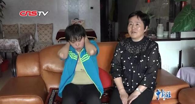 女子本弱，为母则刚！照顾智障女儿31年，只想听她叫声妈妈