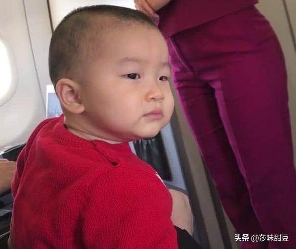 ＂坐飞机宝宝＂看到空姐求抱抱走红，小眼神超无辜，网友：随他爹！