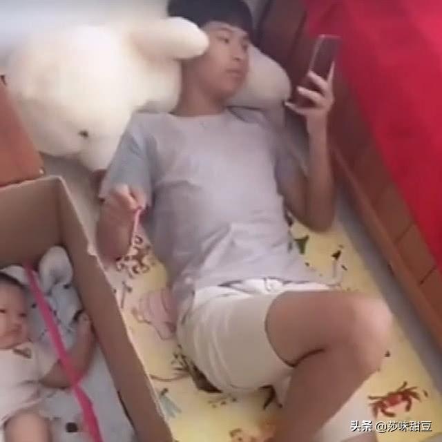 宝妈没空带娃，交给舅舅照顾，看到弟弟的做法后哭笑不得