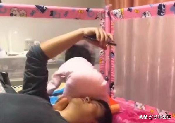 爸爸在玩手机，宝宝直接给了个惊喜，旁边的妈妈表示很过瘾