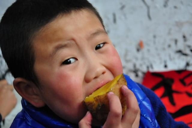 劝告：孩子睡前，宁可饿着也不要碰的4种食物！不然积食，不长个