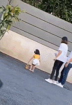 3岁童模被亲妈猛踹：活在父母欲望中的孩子，有多令人心疼？