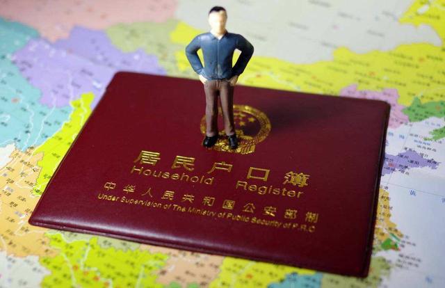 爷爷叫夏日，爸爸叫夏天，奶奶给孙子取的名，上户口时民警乐了