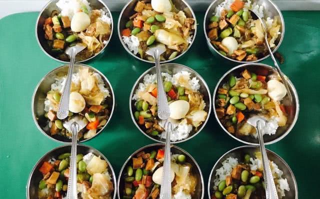幼儿园老师发午餐照，写到：如果家长不搅和，孩子根本就不挑食