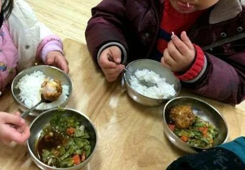 幼儿园老师发午餐照，写到：如果家长不搅和，孩子根本就不挑食