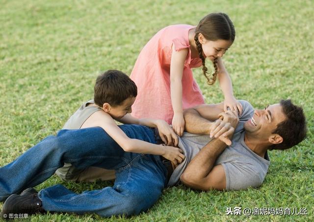 孩子之间打架，大人该旁观还是介入？必要时用这种方式会轻松化解