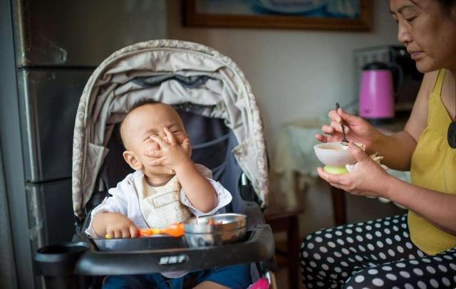 宝宝四个月和六个月添加辅食，两个月差在哪？三种危害在悄悄潜伏
