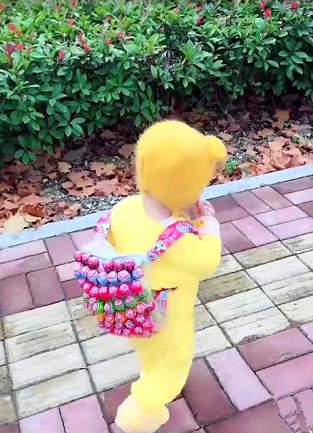 为哄宝宝去幼儿园，爸爸让他背这个书包去上学，网友：想要同款