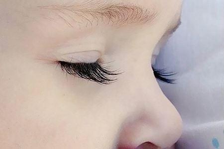 为什么现在的小孩睫毛都那么长？除了遗传，这个原因更值得高兴
