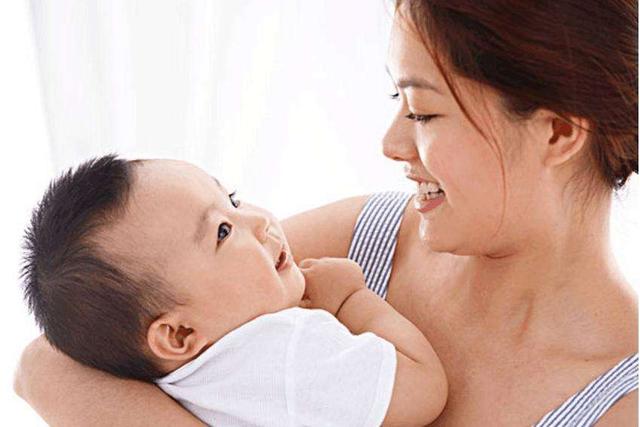 夫妻俩出门谁抱孩子，反映了家庭“幸福度”，第三种让人羡慕