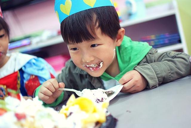 孩子过生日，家长要不要买个蛋糕送到幼儿园？老师说出心里话