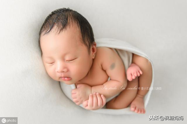 婴儿出生20天拍艺术照花一千多元，面对照片妈妈却高兴不起来