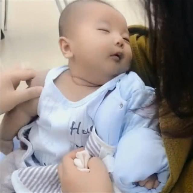 宝宝准备打疫苗时睡着了，医生又掐胳膊又弹脚，宝宝竟这样反应