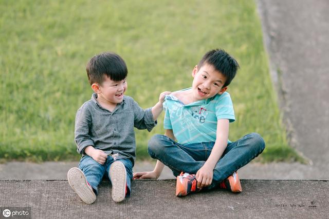 孩子低下头，父母闭上嘴