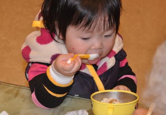 宝宝添加辅食后总便秘？关于辅食，牢记4个“不要”，家长别大意