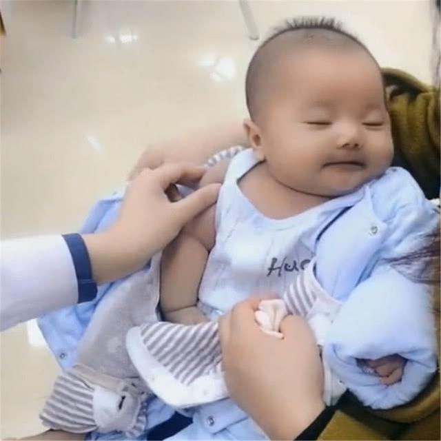 宝宝准备打疫苗时睡着了，医生又掐胳膊又弹脚，宝宝竟这样反应