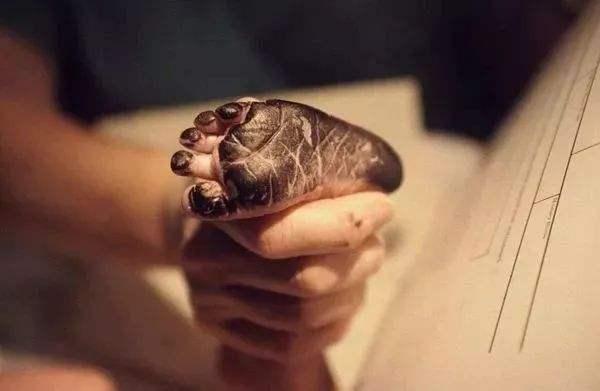 新生儿出生时，为什么要在医院留脚印？答案有点暖