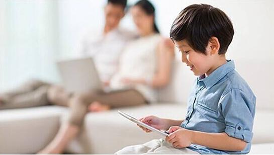 青少年沦陷成电子产品“瘾君子”，孩子养成一身坏习惯，愁坏家长