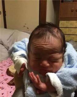 宝妈朋友圈晒娃丑照，画风清奇，网友：看完照片都不想生娃了