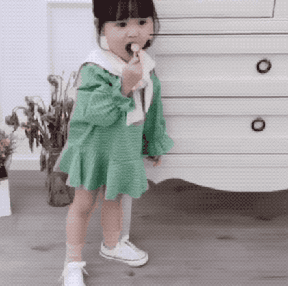 童模妞妞：人间3年，为家赚几十万，亲妈却狠狠一脚把我踹火了！