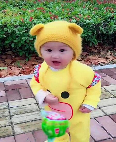 为哄宝宝去幼儿园，爸爸让他背这个书包去上学，网友：想要同款