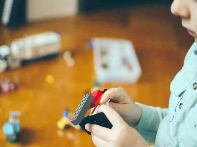 孩子东西被抢，该叫他抢回来，还是选择谦让？或许我们都做错了
