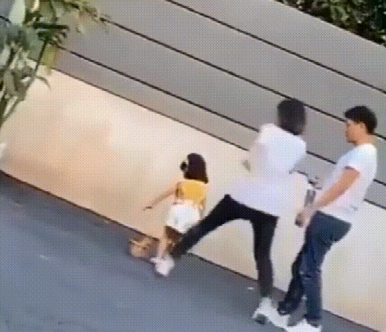 3岁童模遭亲妈狠踹引众怒 | 那些被打大的孩子，长大后怎么样