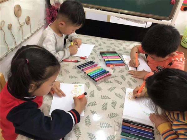 幼儿园作业是拍＂我家的车＂，老师还强调不是玩具，现已被停职