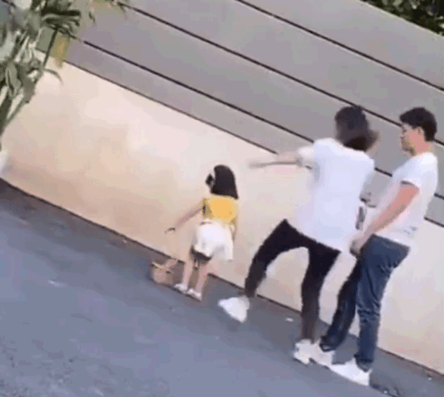 3岁童模被亲妈踹打：乖孩子的崩溃，都是静悄悄的