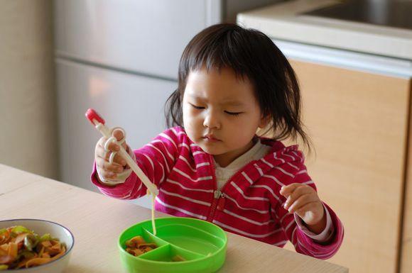 医生劝告：孩子睡前不要吃这3种食物，已有孩子因此发育迟缓！