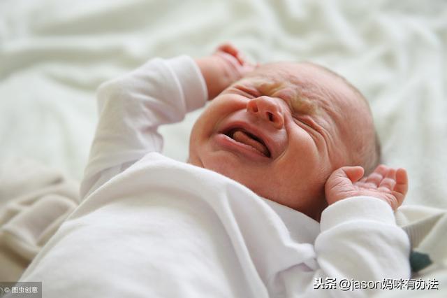 新生儿宝宝睡觉总是不踏实哭闹，除了肚子胀气，还可能是这些原因