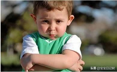 孩子闹情绪时,父母这样做最有效