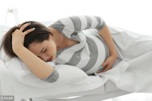 孕妈妈进产房生孩子，穿什么样式的衣服比较方便舒适呢？为什么？