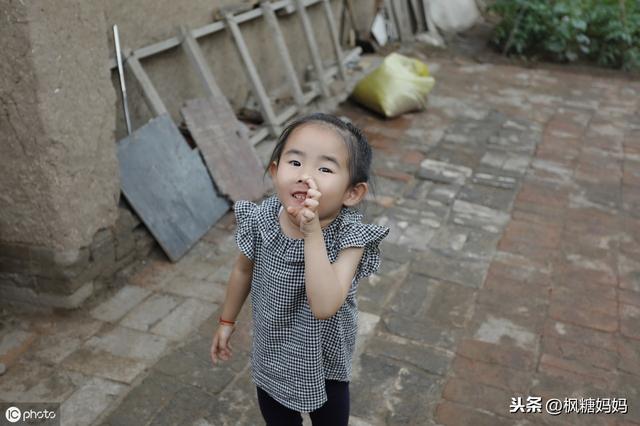 孩子有这个动作，家长得及时制止，不仅仅是容易流鼻血的问题