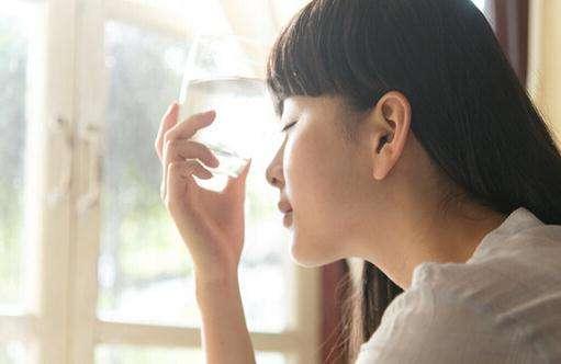 42岁妈妈不听医生劝阻，产子一年后离世，这种特点女性不建议生娃