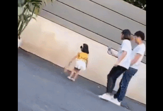 女童模被亲妈踢踹震怒全网：犯了一点错就被打的孩子，...
