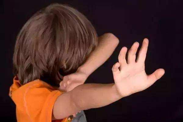 孩子自卑怎么办？这位爸爸一招轻松带孩子走出自卑！