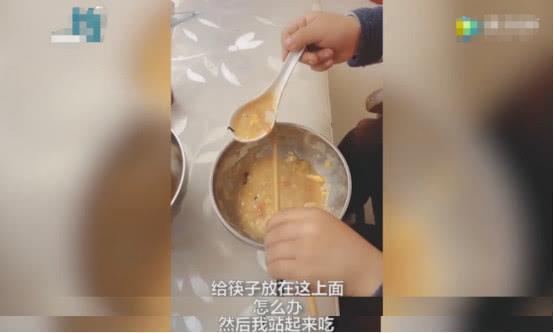 机智老爸想出妙招对付不爱吃饭的娃，网友：这招我爸也用过