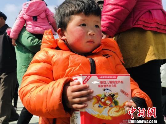 甘肃为贫困地区送儿童“营养包” 办培训促村医“回炉”