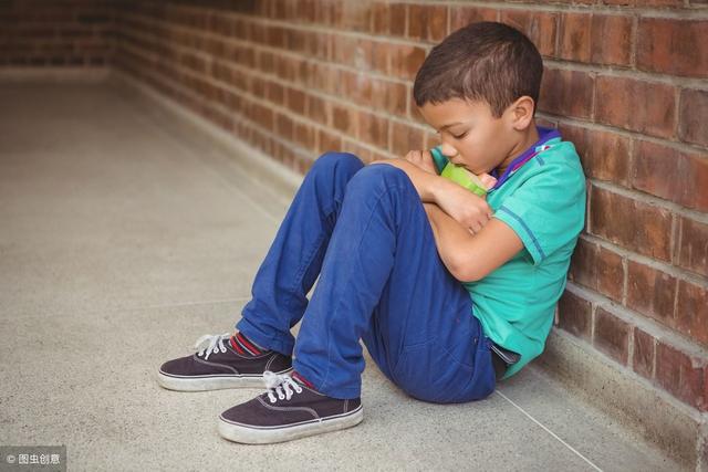 父母4种行为，会让孩子变得胆小、自卑、懦弱！